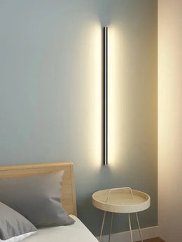 Dormitorio minimalista moderno, lámpara de pared estrecha y delgada en la cabecera de la cama, pared de fondo, decoración de iluminación para habitación