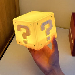 Estatua de Super Bro con punto de interrogación, figura de Anime con carga USB Kawaii, escultura de jugador multifunción, adorno de pared, decoración del hogar