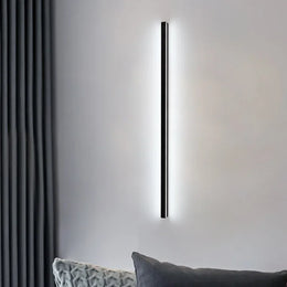 Dormitorio minimalista moderno, lámpara de pared estrecha y delgada en la cabecera de la cama, pared de fondo, decoración de iluminación para habitación