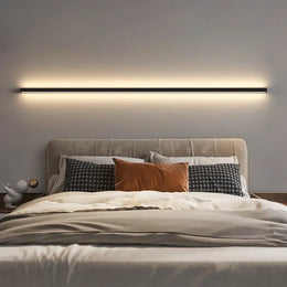 Dormitorio minimalista moderno, lámpara de pared estrecha y delgada en la cabecera de la cama, pared de fondo, decoración de iluminación para habitación