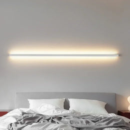 Dormitorio minimalista moderno, lámpara de pared estrecha y delgada en la cabecera de la cama, pared de fondo, decoración de iluminación para habitación